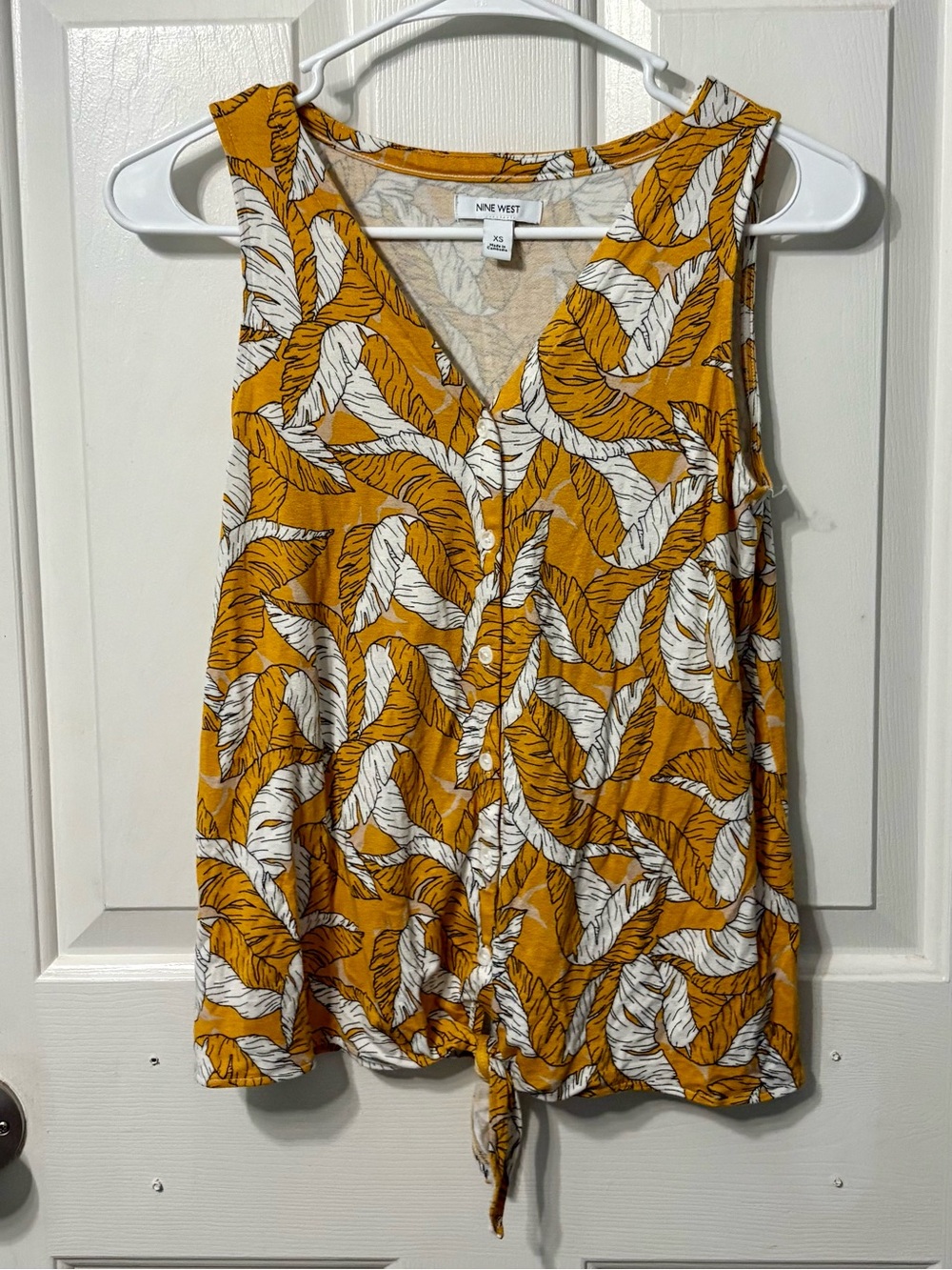 Nine West Mustard Yellow and White Leaf-Print Sleeveless Button-Front Camisole